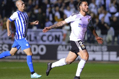 Mumo celebra su gol ante el Alavés. TOMÁS ALONSO