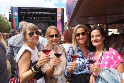 Muchos brindis con vino de Ribera, ayer en la Gran Fiesta de la Vendimia. FOTOS: © ECB /  L. V.