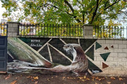 Te llevan al mural de la nutria.