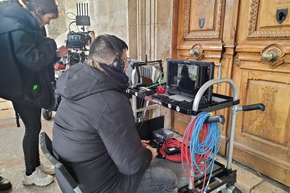 David Pérez Sañudo observa una toma en el combo. © DARÍO GONZALO