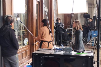 Itziar Ituño y Patricia López Arnaiz, durante una toma de 'Agrio'. © DARÍO GONZALO