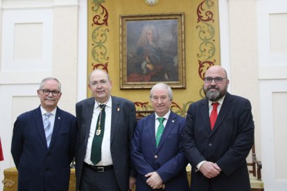 José Manuel López Gómez, acompañado de amigos en la sede de la Real Academia de Farmacia. RANF