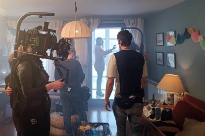Imagen del rodaje de 'Agrio' en el interior de un piso de Burgos. © AGUSTÍN DELGADO