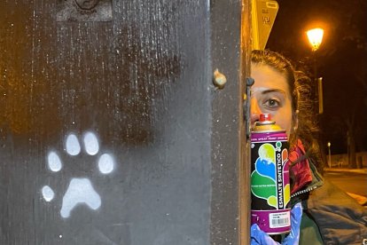 Las huellas, con plantillas realizadas por la Estación de la Ciencia y la Tecnología, se pintaban de noche para evitar que el trasiego de gente por las calles las pisara antes de secarse.