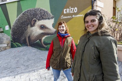 Y la imagen final. Frente al mural del erizo Paola Esteban y Azucena Martín dos de las coordinadoras del proyecto Huellas de Huerteco en el Distrito Oeste. SANTI OTERO