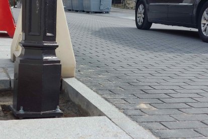 La imagen muestra perfectamente la escasa distancia que separa la farola de la carretera y la nula separación entre la acera y la calzada, que en este punto están a ras. J. G. L.