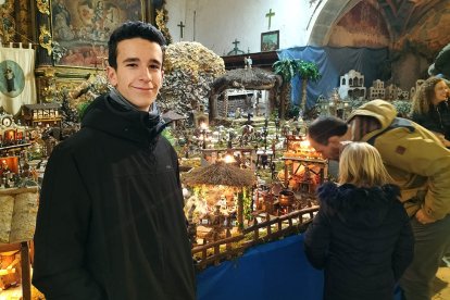 Óscar Torres es el guía que enseña el belén monumental. DARÍO GONZALO