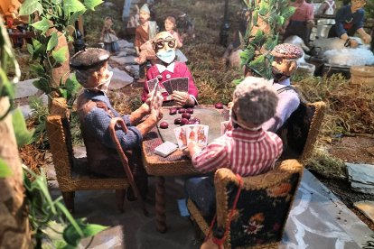 Unos paisanos juegan al mus. DARÍO GONZALO