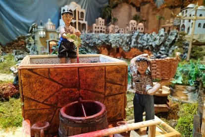 Los vendimiadores recogen y pisan la uva en el lagar. DARÍO GONZALO