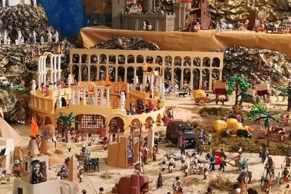 El circo romano y el acueducto, hecho artesanalmente en madera. DARÍO GONZALO