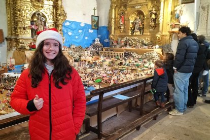 Vera Torres muestra el belén de Playmobil junto a su prima Alma. DARÍO GONZALO