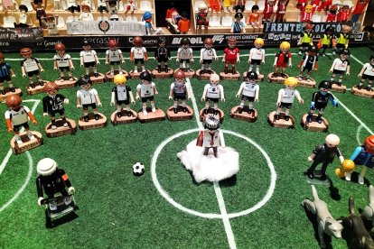 Piné y jugadores míticos del Burgos CF, sobre el césped leal de El Plantío. DARÍO GONZALO