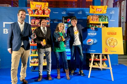 Los responsables de Pepsico, el presidente de la Federación de Hostelería y la concejala de Festejos.