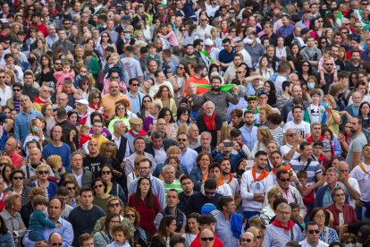 Publico durante la interpretación del Himno a Burgos en las fiestas de San Pedro 2022. TOMÁS ALONSO