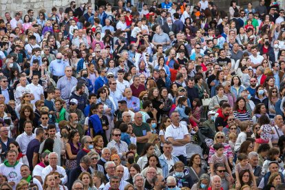 Publico durante la interpretación del Himno a Burgos en las fiestas de San Pedro 2022. TOMÁS ALONSO