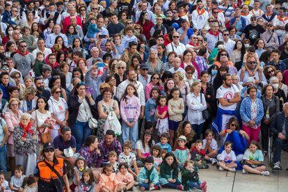 Publico durante la interpretación del Himno a Burgos en las fiestas de San Pedro 2022. TOMÁS ALONSO