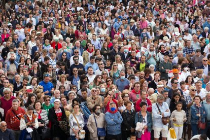 Publico durante la interpretación del Himno a Burgos en las fiestas de San Pedro 2022. TOMÁS ALONSO
