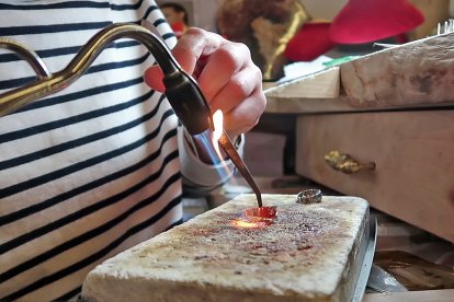 Detalle del proceso de creación de un anillo. TOMÁS ALONSO
