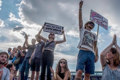 Manifestantes en Praga contra 'Babisistan' en referencia al primer ministro checo Andrej Babis.