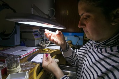 Laura trabaja con una pieza en su taller. TOMÁS ALONSO