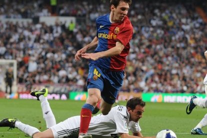 Messi supera a Metzelder en el famoso 2-6 en el Bernabéu, en mayo del 2009.