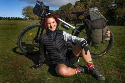 Lara con su bicicleta en el cerro del Castillo. TOMÁS ALONSO
