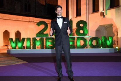 Djokovic, de smoking, antes de acudir al baile de los campeones en Wimbledon
