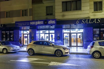 Los cines se han decorado con un vinilo conmemorativo por su 30 aniversario. SANTI OTERO