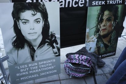 Carteles de apoyo a Michel Jackson antes de la proyección del documental