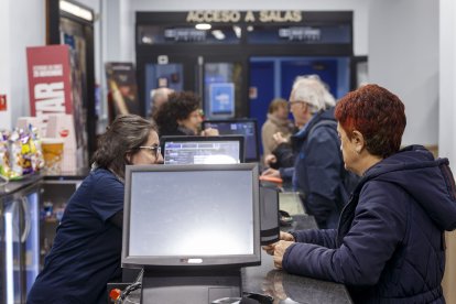 Espectadores se disponen a comprar entradas el pasado fin de semana. SANTI OTERO