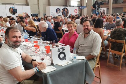 Ignacio Figueroa aguarda el brindis mientras espera a su hermana Valvanera