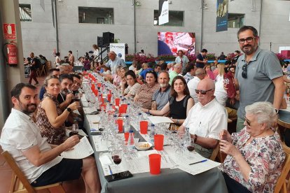 Jóvenes y menos jóvenes disfrutando a tope en la Ciudad Europea del Vino