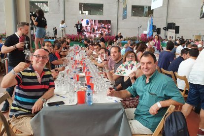 Lo tenemos todo: vino, amigos y ¡hasta abanico!