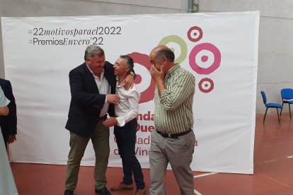 El presidente del Consejo Regulador, Enrique Pascual, saluda a su amigo, el presidente de la Ruta del Vino, Miguel Ángel Gayubo