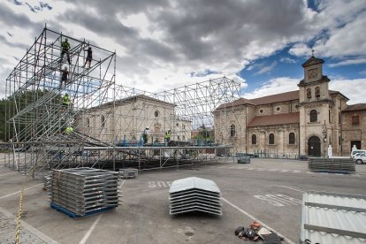 Montaje del escenario de la plaza de Santa Teresa para las fiestas de San Pedro 2022 en Burgos. TOMÁS ALONSO