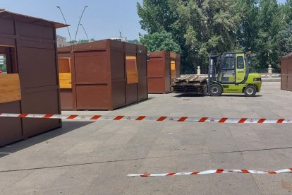 Montaje de las casetas de la feria de tapas en el paseo de Atapuerca. L. G. L.