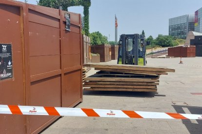Montaje de las casetas de la feria de tapas en el paseo de Atapuerca. L. G. L.