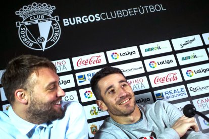 Escoltado en la mesa por ‘Michu’, director deportivo y amigo, y Rodrigo Santidrián, presidente del club, Berjón dedicó unas últimas palabras a medios, excompañeros de vestuario y trabajadores del club que quisieron acudir al acto. FOTOS: © ECB / TOMÁS ALONSO