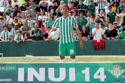 Más de 2.000 béticos en la presentación del japonés Inui