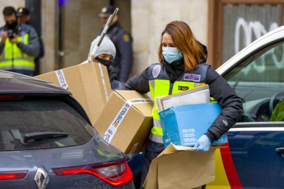 La Policía Nacional registra la casa un jubilado de 74 años en Miranda de Ebro por el envío de cartas con material pirotécnico al presidente del Gobierno