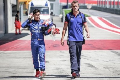 Marc Márquez pasea, feliz, por el 'pit lane' de Spielberg, acompañado de uno de los técnicos de Red Bull, que le asesoró en su toma de contacto con el monoplaza de F-1 equipado con motor Honda.