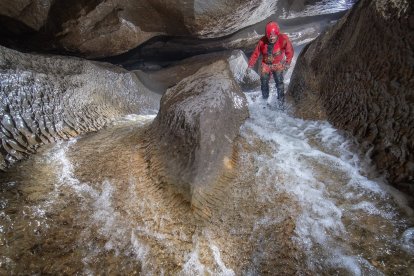 Corriente de agua en el interior de Ojo Guareña. ADRIÁN VÁZQUEZ (GEE)