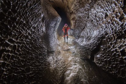 Estrecha galería donde también corre el agua en en Ojo Guareña. ADRIÁN VÁZQUEZ (GEE)