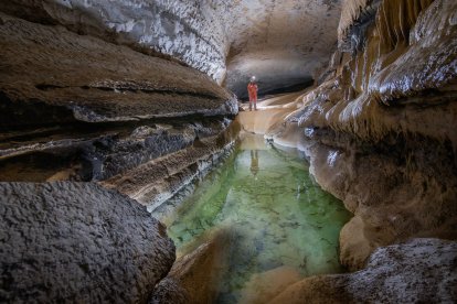 Espacio de lagos en en el interior de Ojo Guareña. ADRIÁN VÁZQUEZ (GEE)