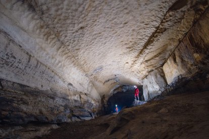 Acceso a la Galeria principal en el interior de Ojo Guareña. ADRIÁN VÁZQUEZ (GEE)