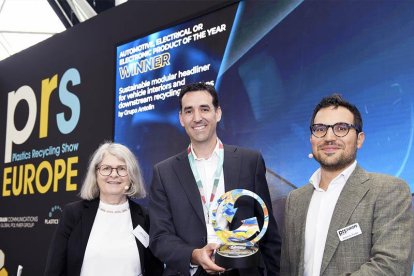 Enrique Fernández, director de Ingeniería Avanzada de la Unidad de Negocio de Techos de Grupo Antolin, recibe el premio. ECB
