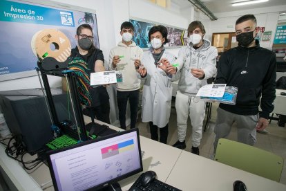 Overland García, Raquel Pérez y tres alumnos del Artesano. T. A.