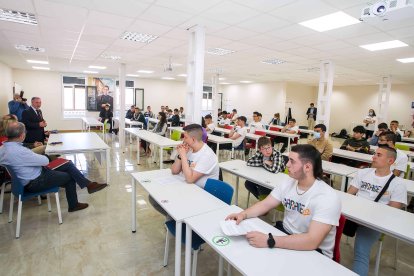 La iniciativa se desarrolla a través de un entorno de fabricación digital y empleando la cultura maker, cuya aplicación en el proceso educativo ha logrado reducir la tasa de abandono escolar en más de un 13 por ciento y aumentado la motivación del alumnado en más de un 62 por ciento. TOMÁS ALONSO