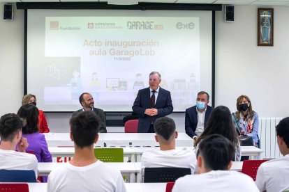 El acto de presentación contó con la presencia del director Provincial de Educación en Burgos, José Antonio Antón Quirce; la teniente de alcalde y concejala de Servicios Sociales, Juventud e Igualdad de Oportunidades, Sonia Rodríguez Cobos; la inspectora provincial de Educación, Marta Carrasco Hernández; el director de la Fundación Orange, Daniel Morales Gutiérrez; y el director del centro, Ángel Corcero Corcero. TOMÁS ALONSO