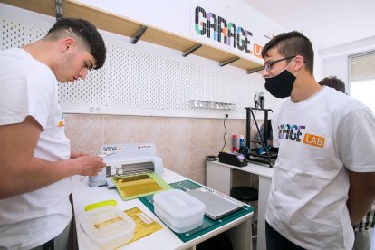 La iniciativa se desarrolla a través de un entorno de fabricación digital y empleando la cultura maker, cuya aplicación en el proceso educativo ha logrado reducir la tasa de abandono escolar en más de un 13 por ciento y aumentado la motivación del alumnado en más de un 62 por ciento. TOMÁS ALONSO